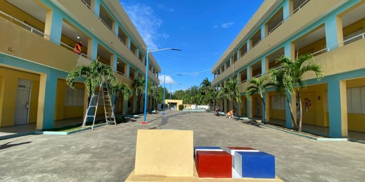 Presidente Abinader destaca logros en Infraestructura Escolar con la integración de casi 2,000 nuevas aulas al sistema educativo en 2025