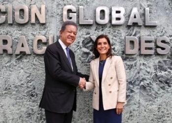 Embajadora de EEUU visita al expresidente Leonel Fernández