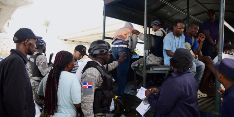 La DGM informa la detención de 1,111 haitianos indocumentados