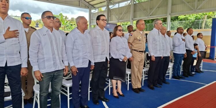 Presidente Abinader fortalece espacios deportivos-escolares con inauguración de dos techados en Centros Educativos de Santiago