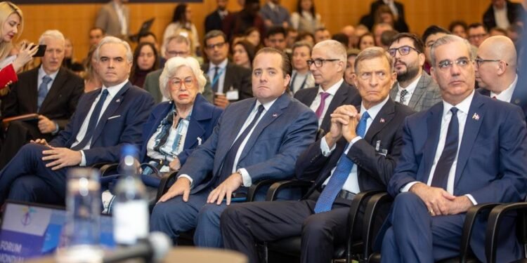 Abinader, una hija, 3 ministros y una directora en ciudad París