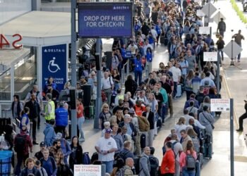 Agentes ICE desplegados en 14 aeropuertos decEstados Unidos