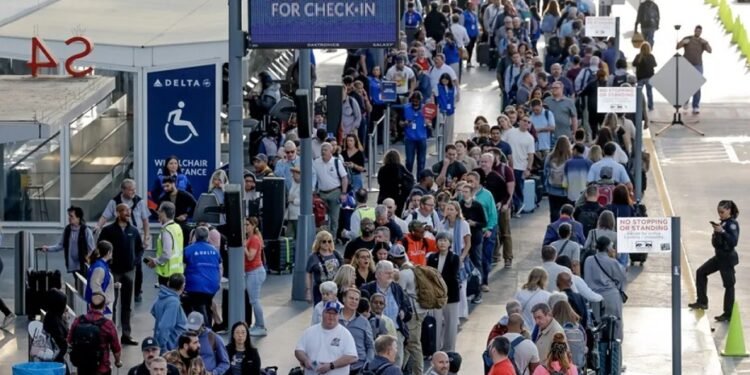 Agentes ICE desplegados en 14 aeropuertos decEstados Unidos