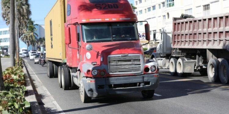 Prohíben circulación vehículos pesados RD del 2 al 6 de abril