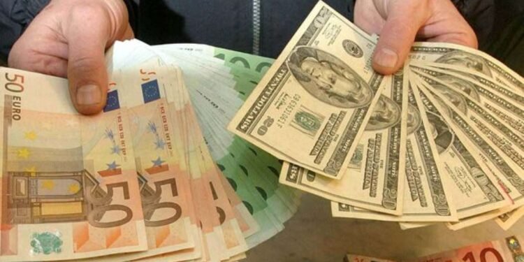 El dólar subió 52 cts y el euro 7; eran vendidos a $60.30 y $72.87