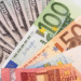 Dólar bajó $1.07 y euro $1.30; eran vendidos a $61.35 y $73.12