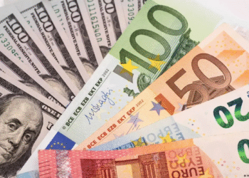 Dólar subió 8 cts y euro bajó 5; eran vendidos a $62.42 y $74.42