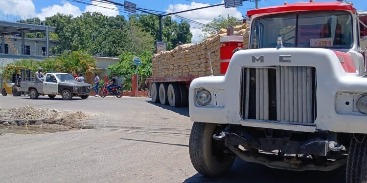Caos vehicular paraliza tránsito en Dajabón por mas de 3 horas y mala planificación