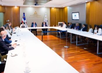 Gobierno se reúne con sectores en busca de consenso ante crisis