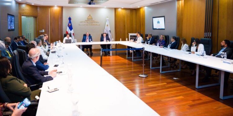 Gobierno se reúne con sectores en busca de consenso ante crisis