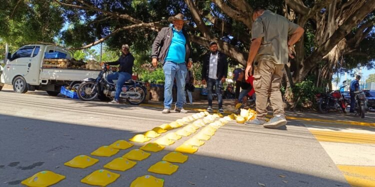 Alcaldía de Dajabón instala reductores de velocidad en la intersección Víctor Manuel Abreu con Beller para prevenir accidentes
