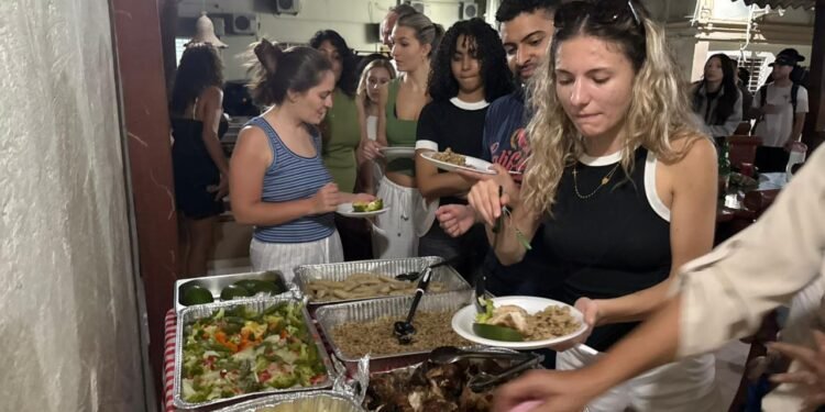 Empresario Takeshi Mukai agasaja a delegación médica de «The Waves of Health» en Dajabón.