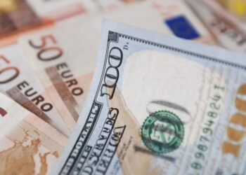 Dólar bajó 14 cts. y euro subió; eran vendidos a $60.26 y $72.89