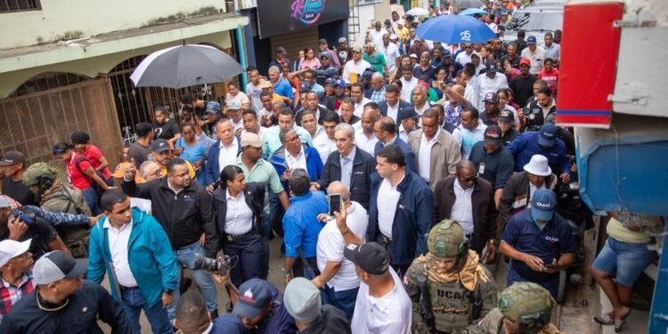 Abinader recorre Los Alcarrizos, promete asistencia a afectados