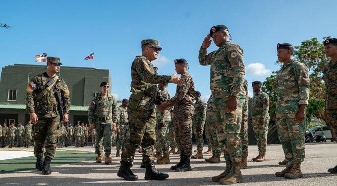 Ministro de Defensa supervisa parte de la zona fronteriza sur
