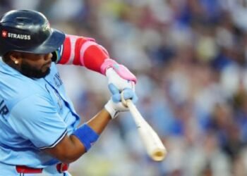 Vladimir Guerrero Jr. batea tres hits en victoria de los Azulejos