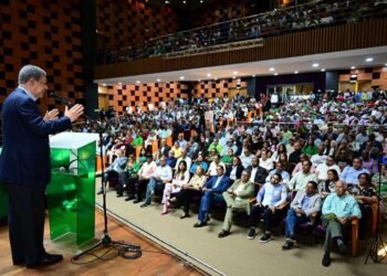 Leonel acusa PRM de priorizar política sobre interés nacional