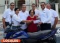 Empresario dona motocicleta para rifa benéfica en apoyo a programas sociales