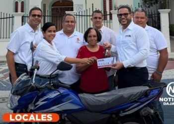 Empresario dona motocicleta para rifa benéfica en apoyo a programas sociales