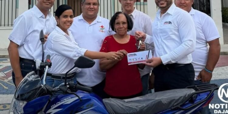 Empresario dona motocicleta para rifa benéfica en apoyo a programas sociales