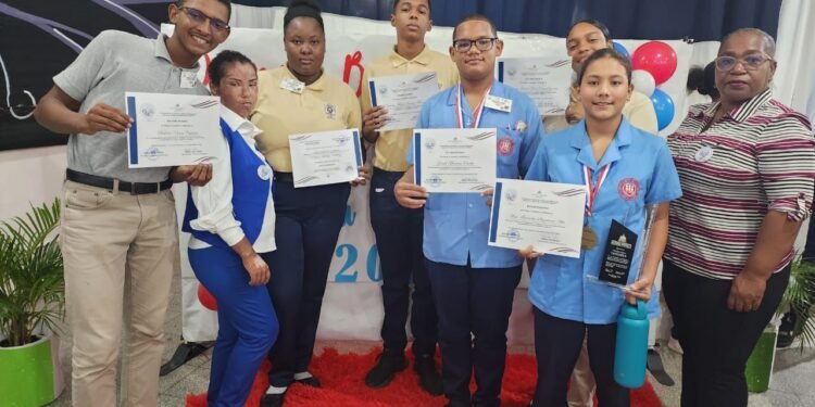 Distrito Educativo 13-04 de Dajabón Triunfa en la Tercera Etapa de las Olimpiadas Regionales de Ciencias Sociales