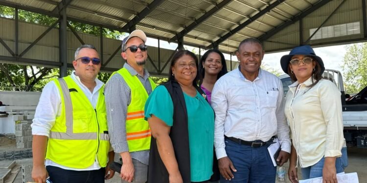 Autoridades de Educación supervisan avances en infraestructuras escolares del Distrito 13-04