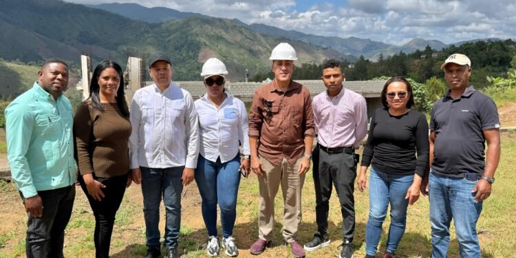 Infraestructura Escolar busca acelerar terminación de escuelas en Padre Las Casas y Los Fríos de Azua a través del Plan “24/7-365”