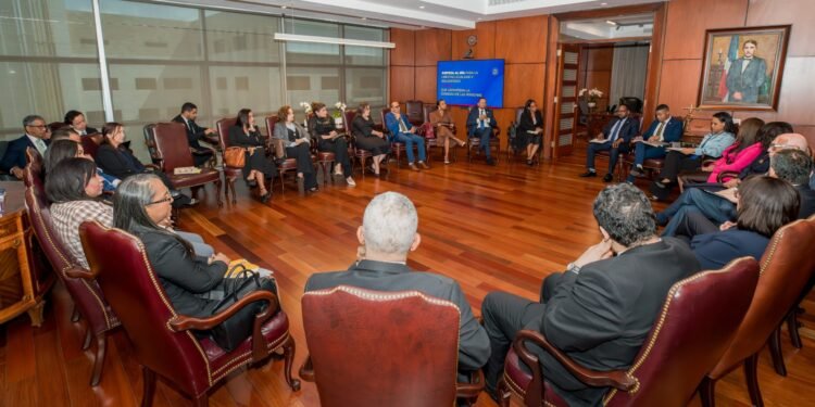 Acuerdan aumento de salarios para personal judicial de la RD
