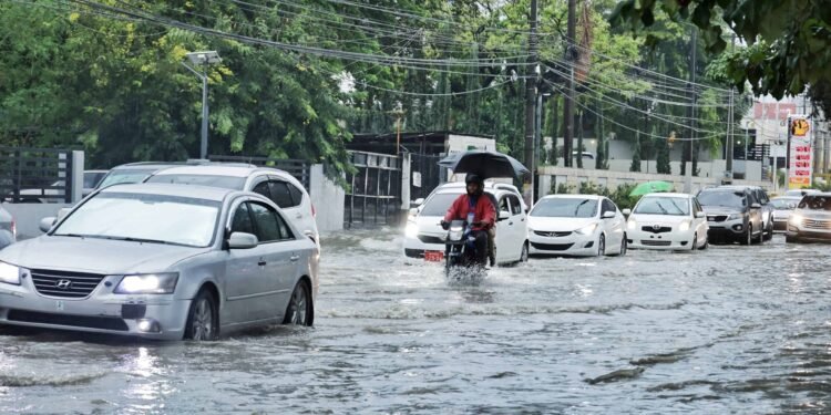 18 provincias de la RD en alerta por vaguada y una onda tropical