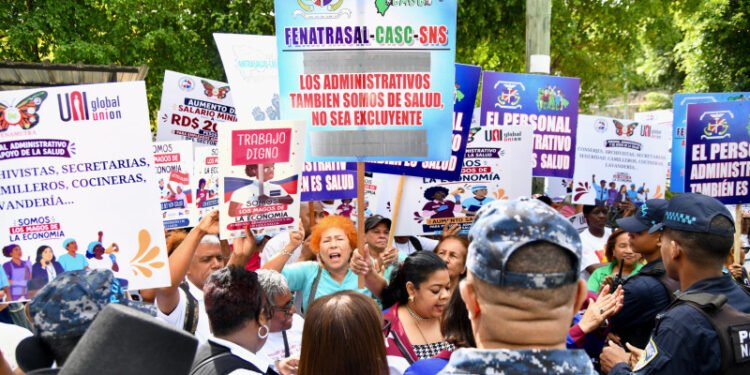 Trabajadores salud protestan por los bajos salarios en la RD