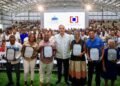 Presidente entrega 1,500 títulos en barrio Nuevo Domingo Savio