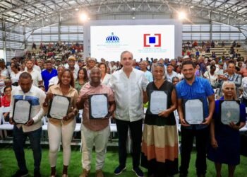 Presidente entrega 1,500 títulos en barrio Nuevo Domingo Savio