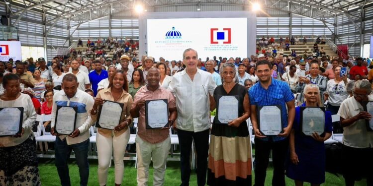 Presidente entrega 1,500 títulos en barrio Nuevo Domingo Savio