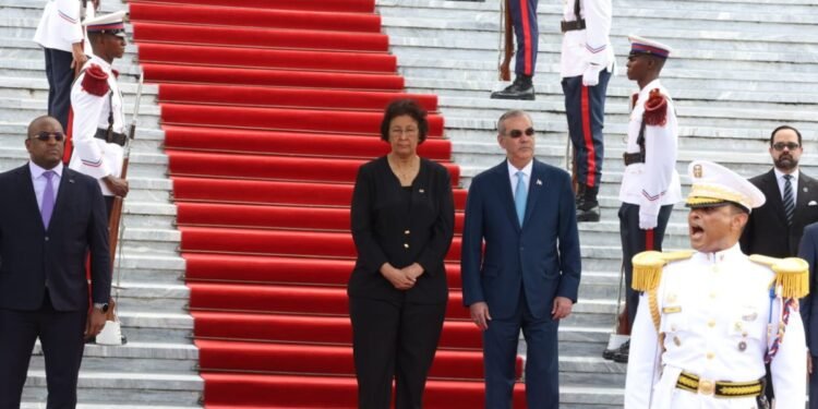 Presidente Luis Abinader recibe a su homóloga de Surinam