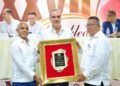 El presidente Luis Abinader recibe un reconocimiento de los productores de la harina.