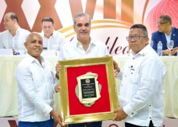 El presidente Luis Abinader recibe un reconocimiento de los productores de la harina.