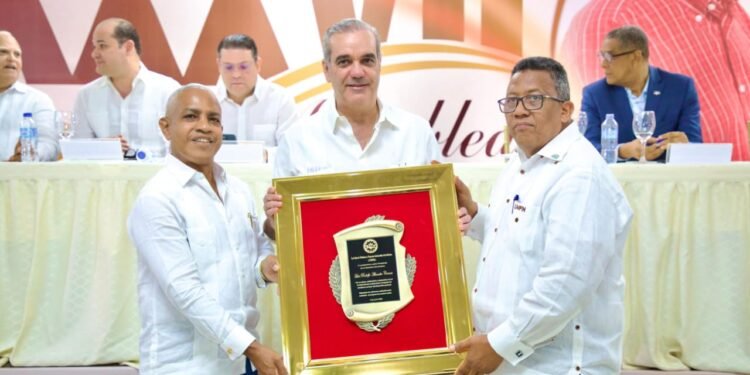 El presidente Luis Abinader recibe un reconocimiento de los productores de la harina.