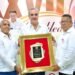El presidente Luis Abinader recibe un reconocimiento de los productores de la harina.