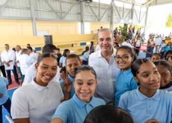Presidente Abinader inaugura techado multiuso escolar en Duvergé para ampliar las actividades educativas y deportivas en beneficio de más 388 estudiantes y de toda la comunidad*