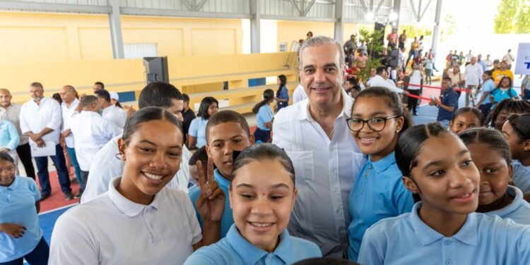 Presidente Abinader inaugura techado multiuso escolar en Duvergé para ampliar las actividades educativas y deportivas en beneficio de más 388 estudiantes y de toda la comunidad*