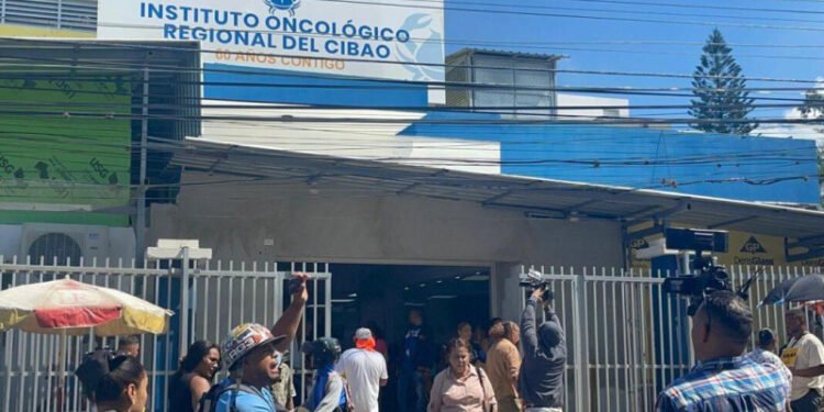 Actúan en Santiago contra red estafaba pacientes con cáncer