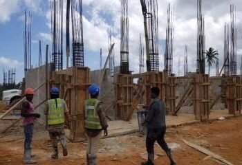Mano de obra haitiana domina el sector construcción en la RD