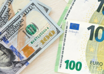 Dólar bajó 4 cts. y el euro subió; eran vendidos a $58.67 y $70.72