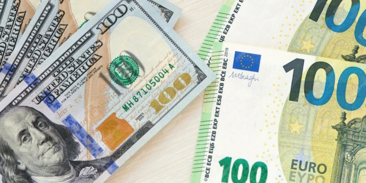 Dólar bajó 4 cts. y el euro subió; eran vendidos a $58.67 y $70.72