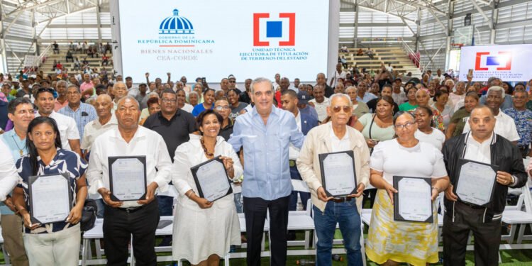Abinader entrega 2,322 títulos en SD a más de 9,000 personas