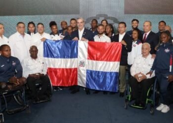 El presidente Luis Abinader abandera a deportistas de RD