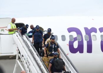 Llega vuelo humanitario con 50 dominicanos y 12 venezolanos