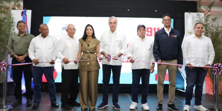 Presidente pone funcionamiento el sistema 911 en Montecristi