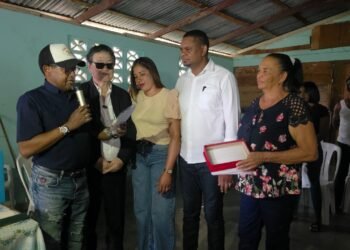 Dajabón Loma de Cabrera RD Empresario y político entrega electrodomésticos  y Kis de Alimentos