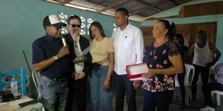 Dajabón Loma de Cabrera RD Empresario y político entrega electrodomésticos  y Kis de Alimentos